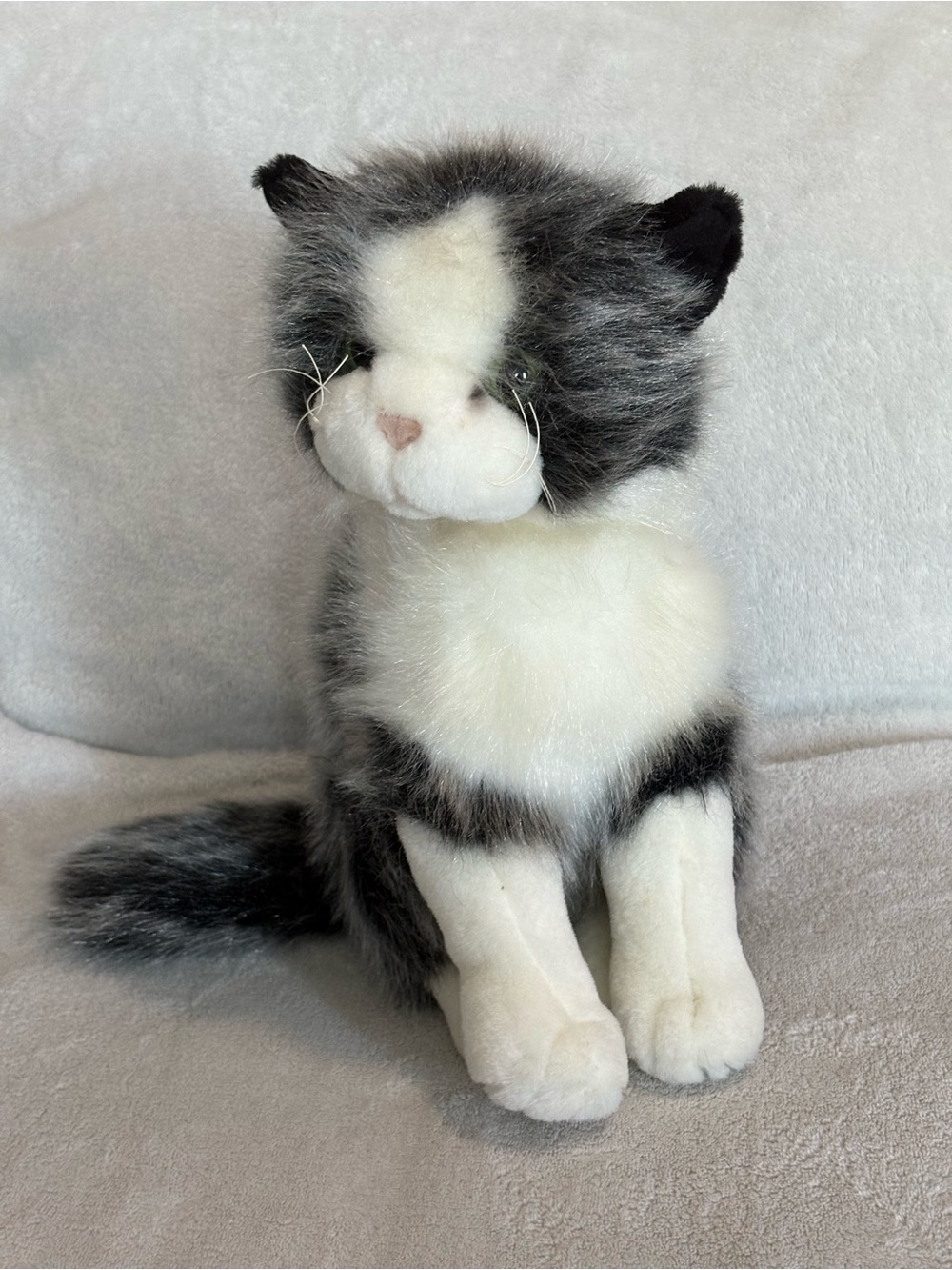 VTG 2000 Mary Meyer Soft Plush Realistic Grey White Cat Stuffed Toy 11” Sitting